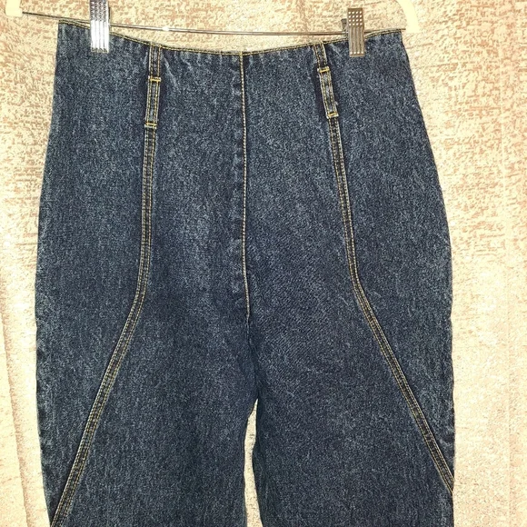 Vintage High Rise Jeans with Tapered Legs and Relaxed Fit - Picture 6 of 9